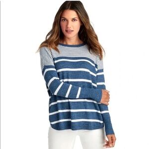 Vineyard Vines Women's Navy and White Striped Sweater small